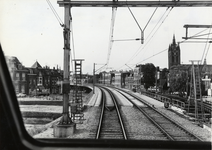 169117 Gezicht vanuit het cabineraam van een trein op het nieuwe hoogspoor door Delft.